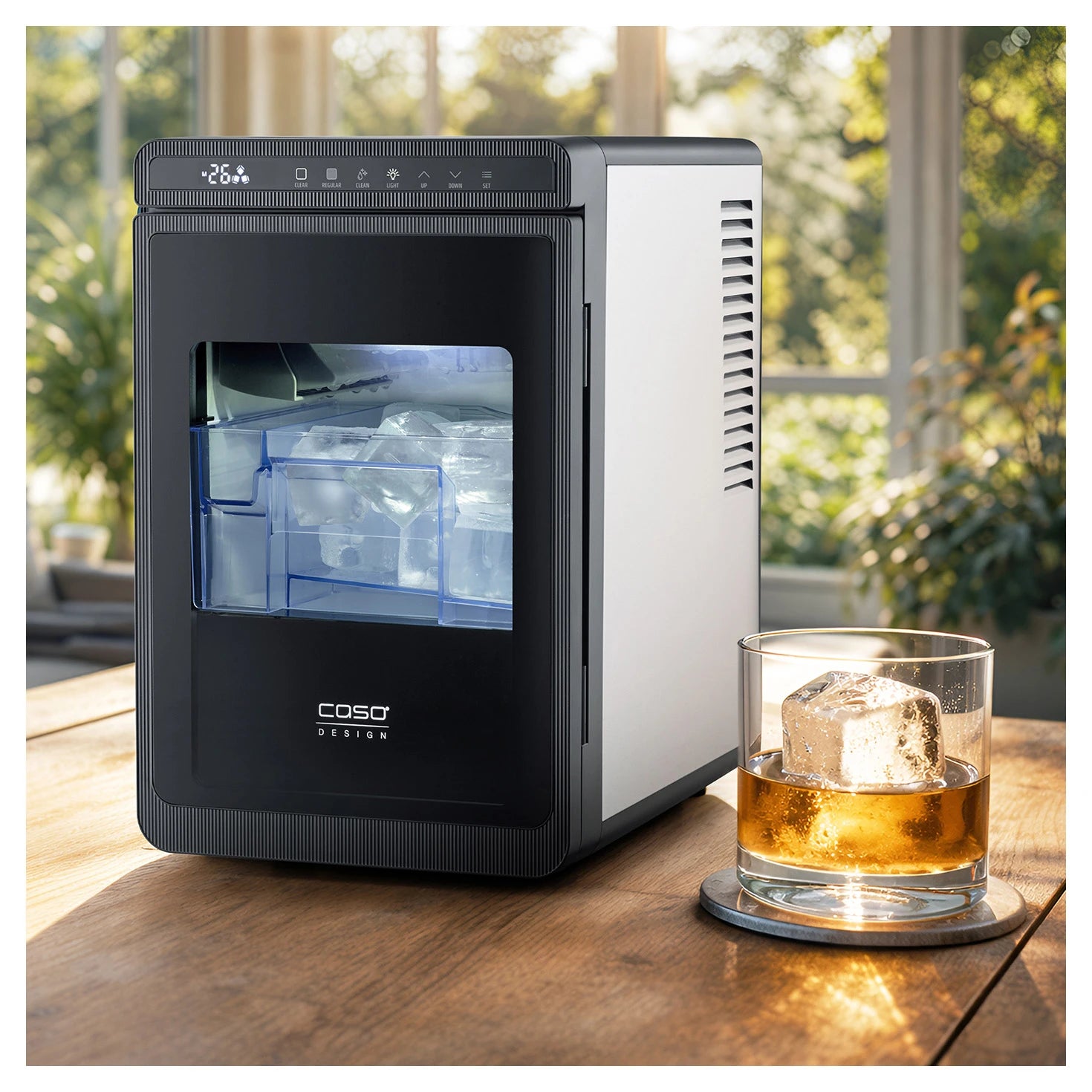 Eiswürfelbereiter CASO Design IceCube Pro auf der Anrichte mit Whiskyglas