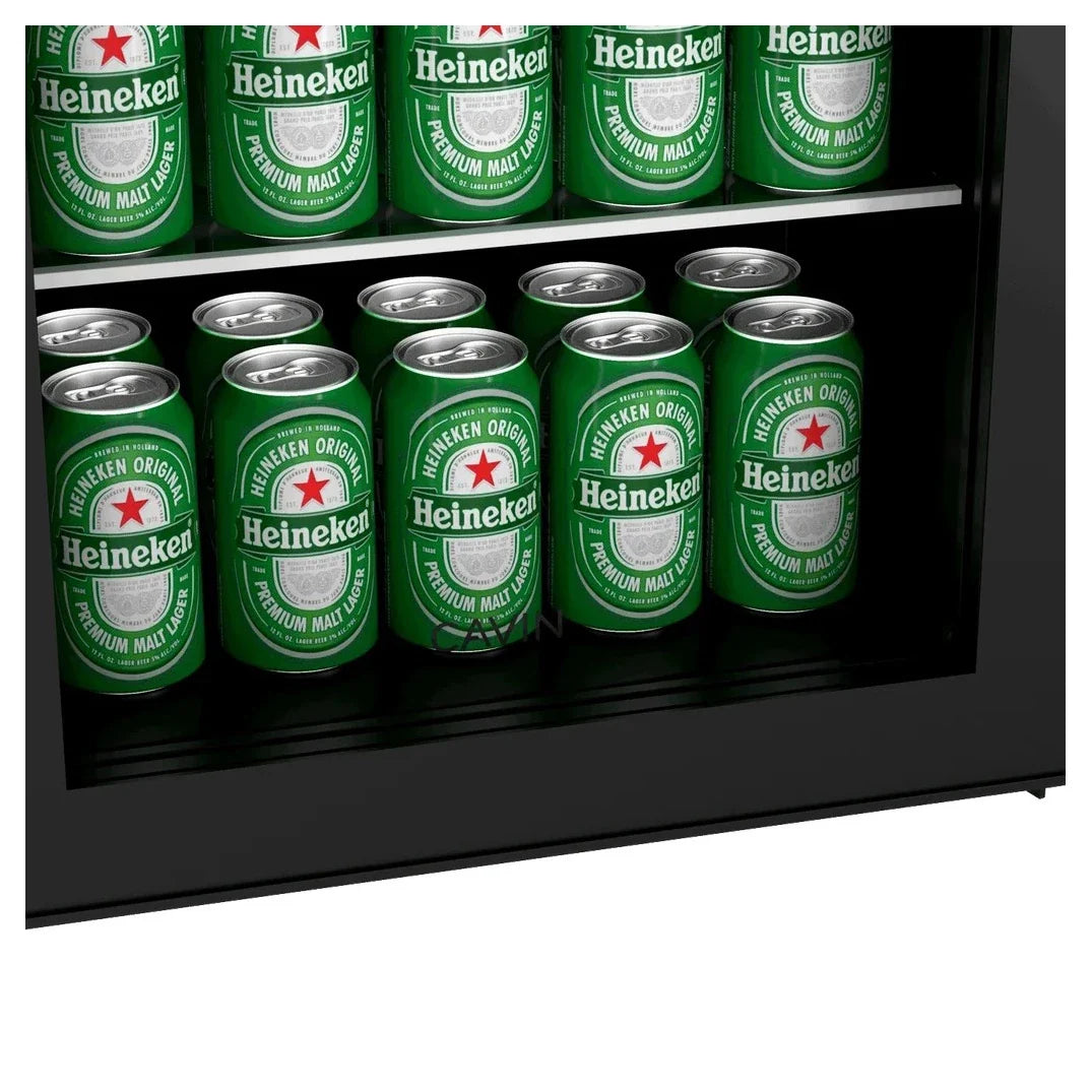 Freistehender Bierkühlschrank Cavin Northern Collection 59, Detail des beleuchteten Innenraums mit zwei Dosenreihen hinter der Glastür