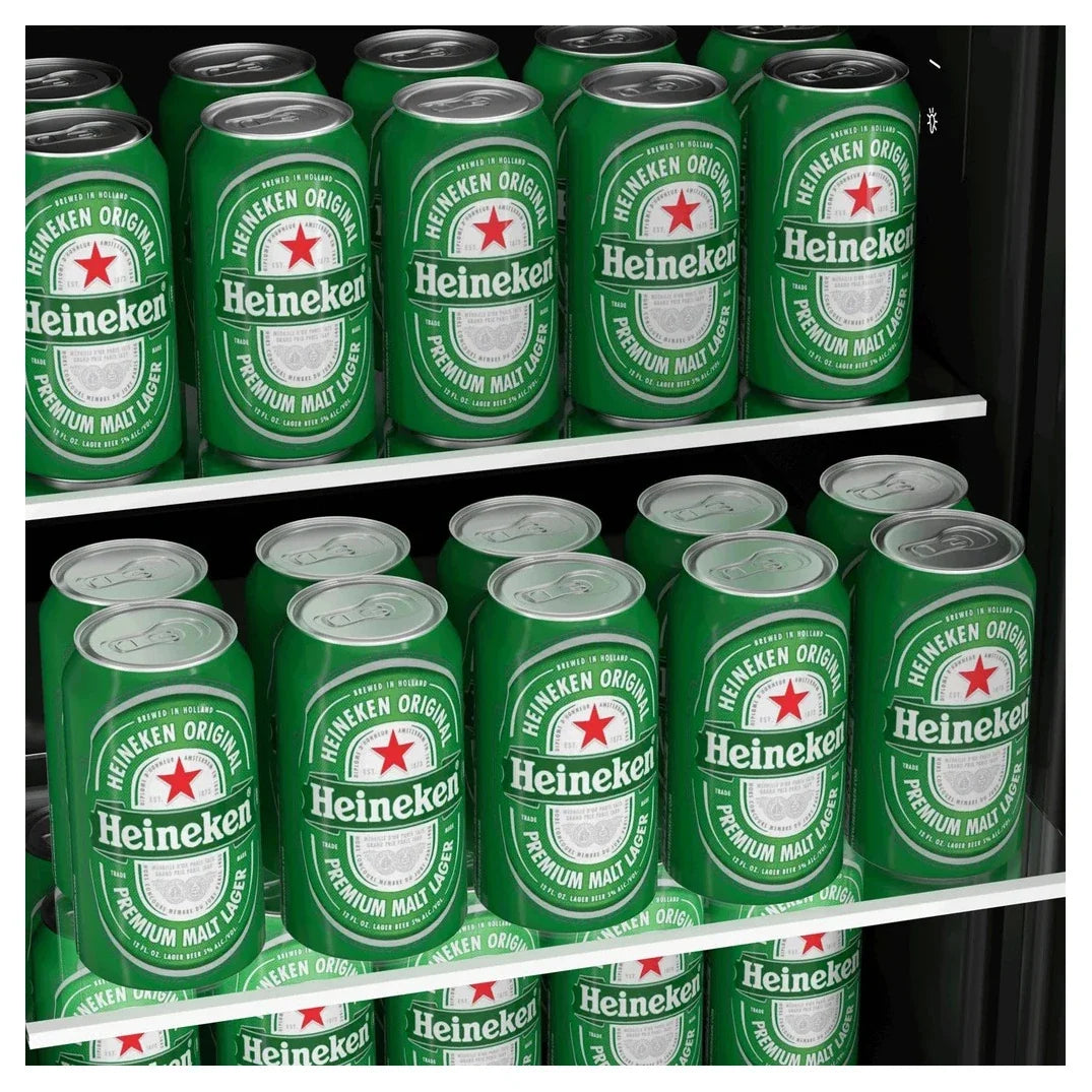 Freistehender Bierkühlschrank Cavin Northern Collection 59, Nahaufnahme der mit Dosen gefüllten Glasböden