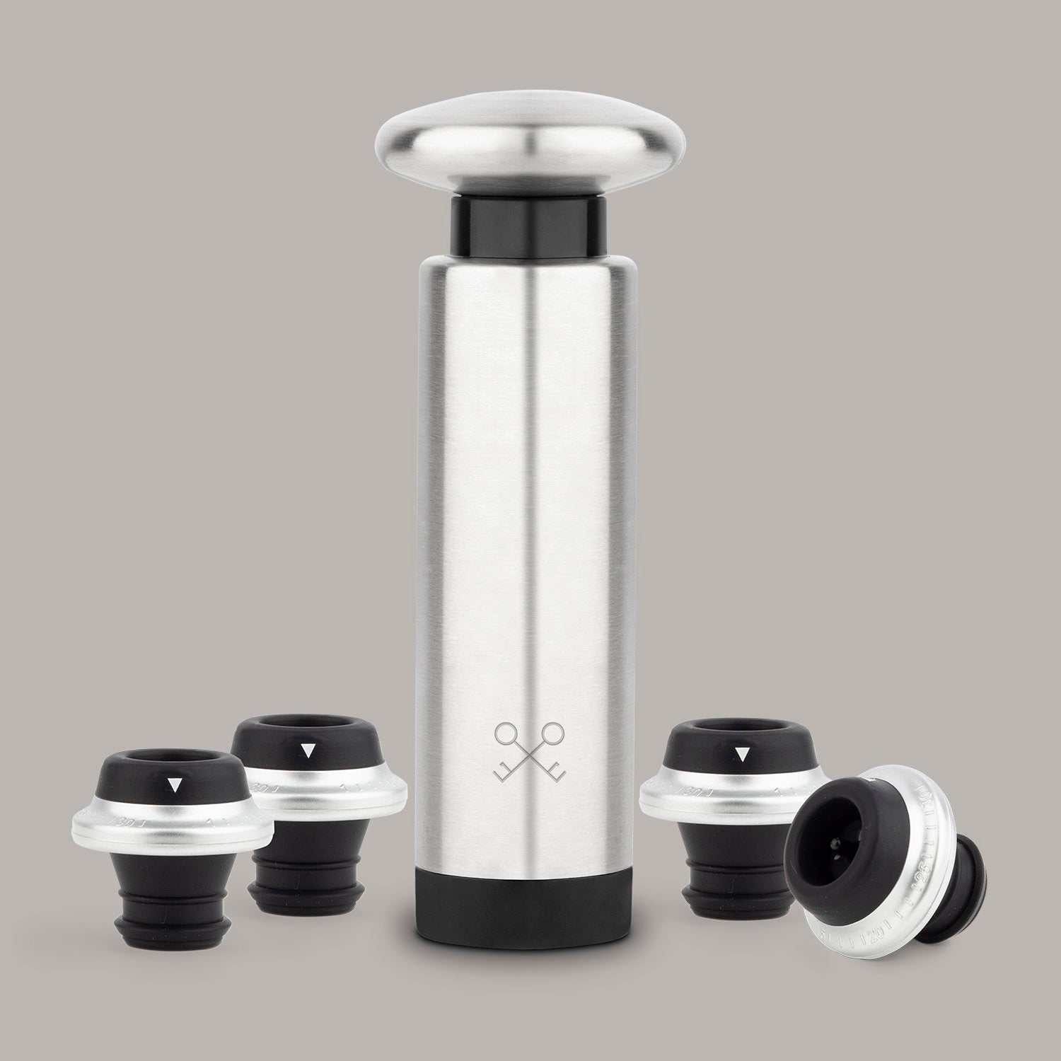 Set der Vakuumpumpe WOM440 mit Zubehör – Komplettes Set der manuellen Vakuumpumpe für Wein WOM440, inklusive Verschlüssen.