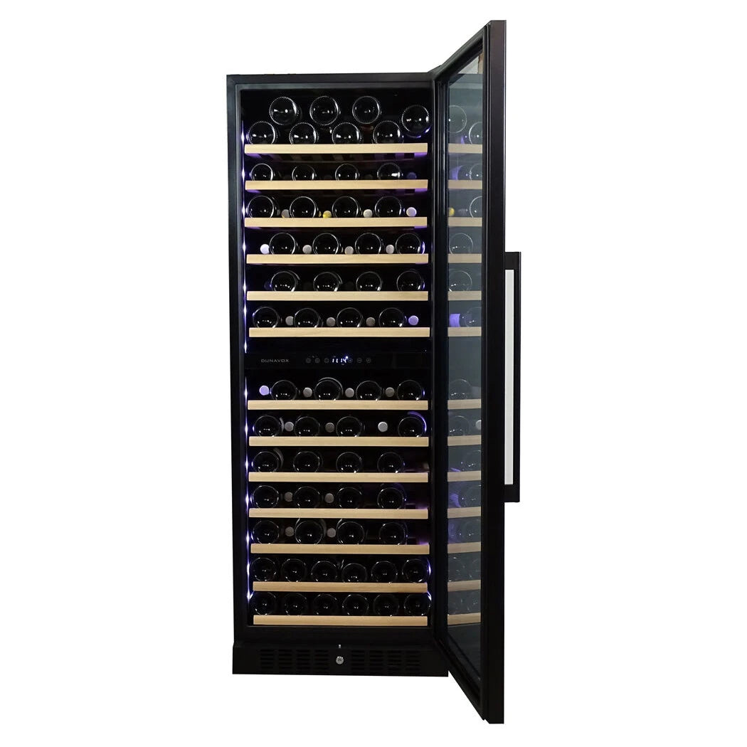 Dunavox Grande-108 Weinkühlschrank mit geöffneter Tür, blauer LED-Beleuchtung und vollständig beladenen Holzregalen