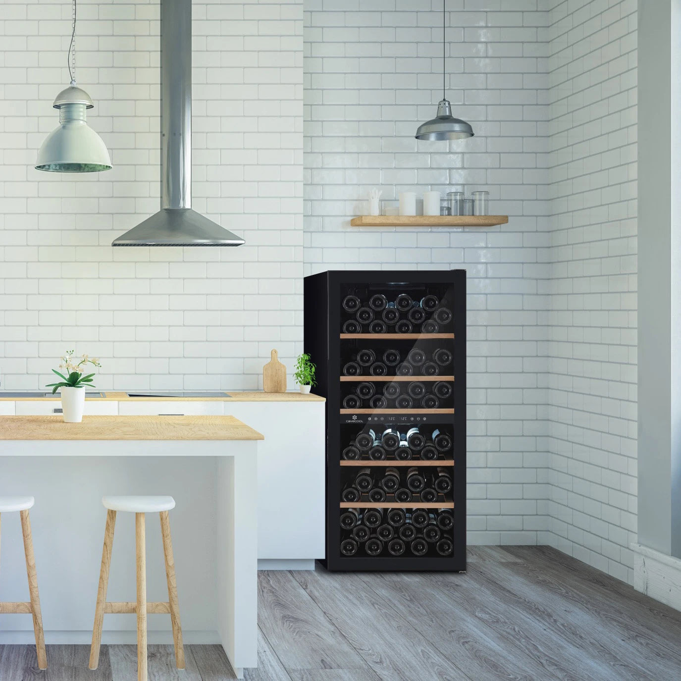 Cavecool Chill Sapphire CC102DB-1 Weinkühlschrank mit Glastür, eingebettet in eine moderne weiße Küche mit Holzdetails und Hängelampen.