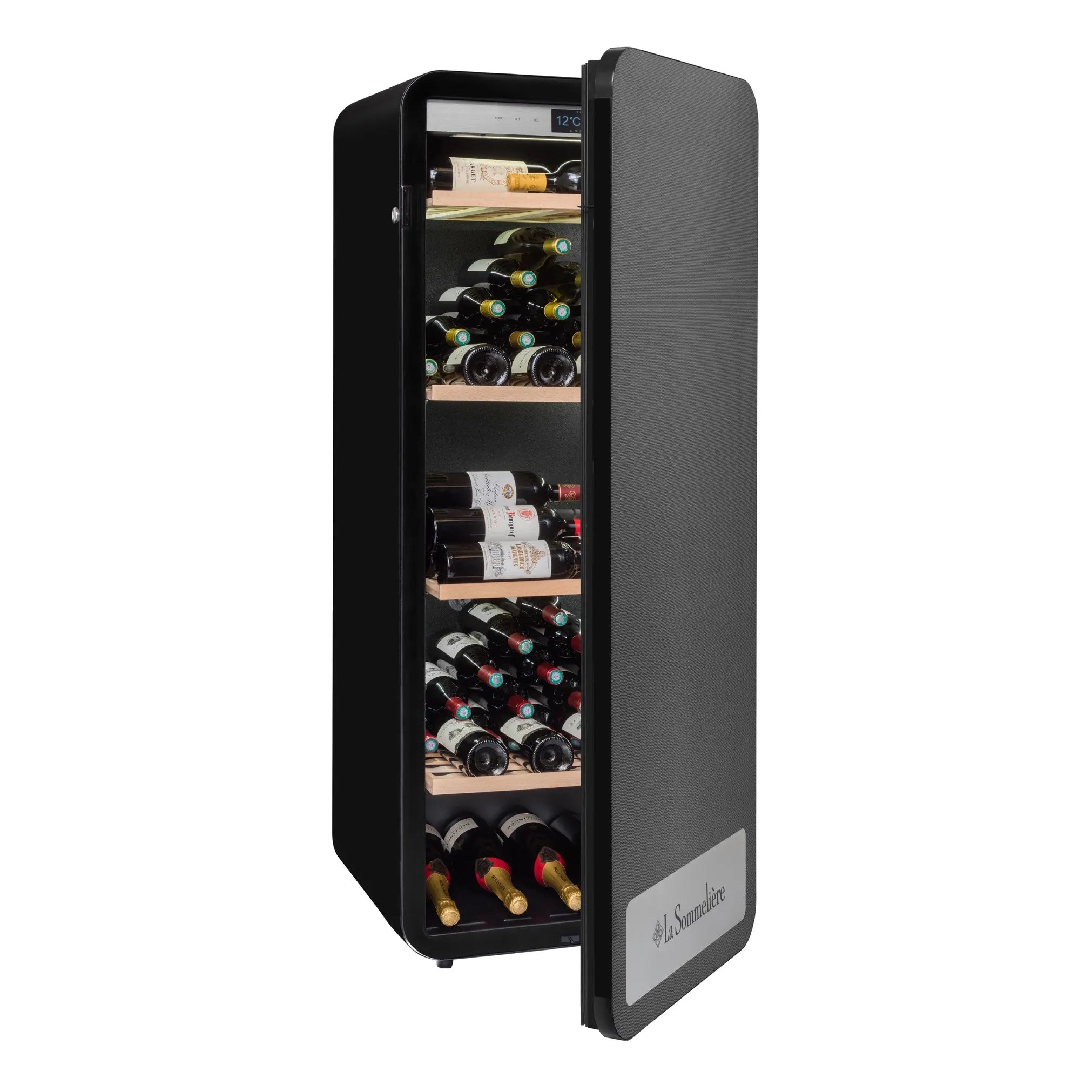 Weinkühler La Sommelière APOGEE150N mit halb geöffneter Tür, Flaschen auf Holzregalen sichtbar, Innenbeleuchtung an, graue Front mit sichtbarem Markenlogo.