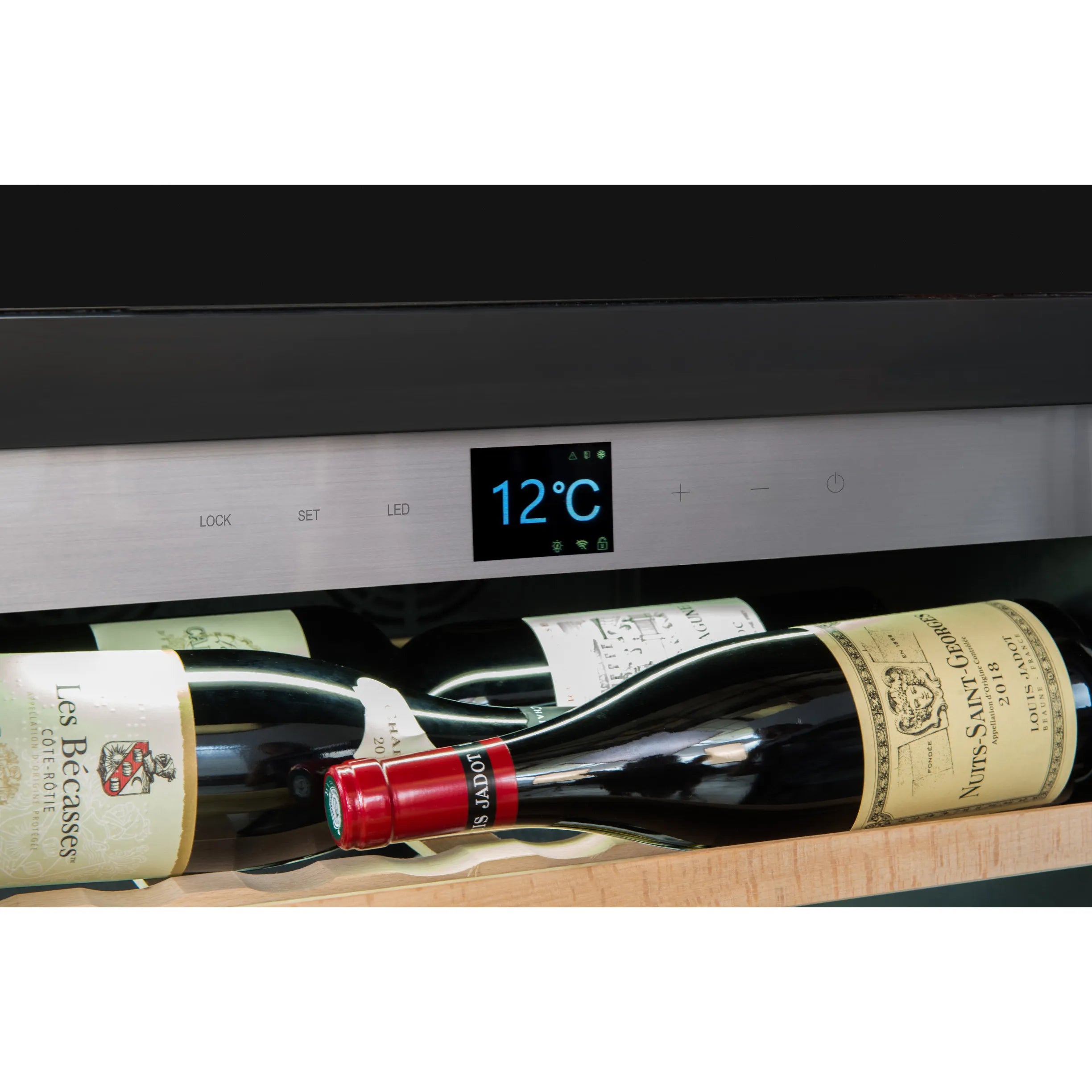 Nahaufnahme des digitalen Bedienfelds des Weinkühlers La Sommelière APOGEE150N mit Anzeige von 12 °C, Touch-Tasten für Sperre, LED-Licht und Einstellungen, darunter Weinflaschen im Regal.