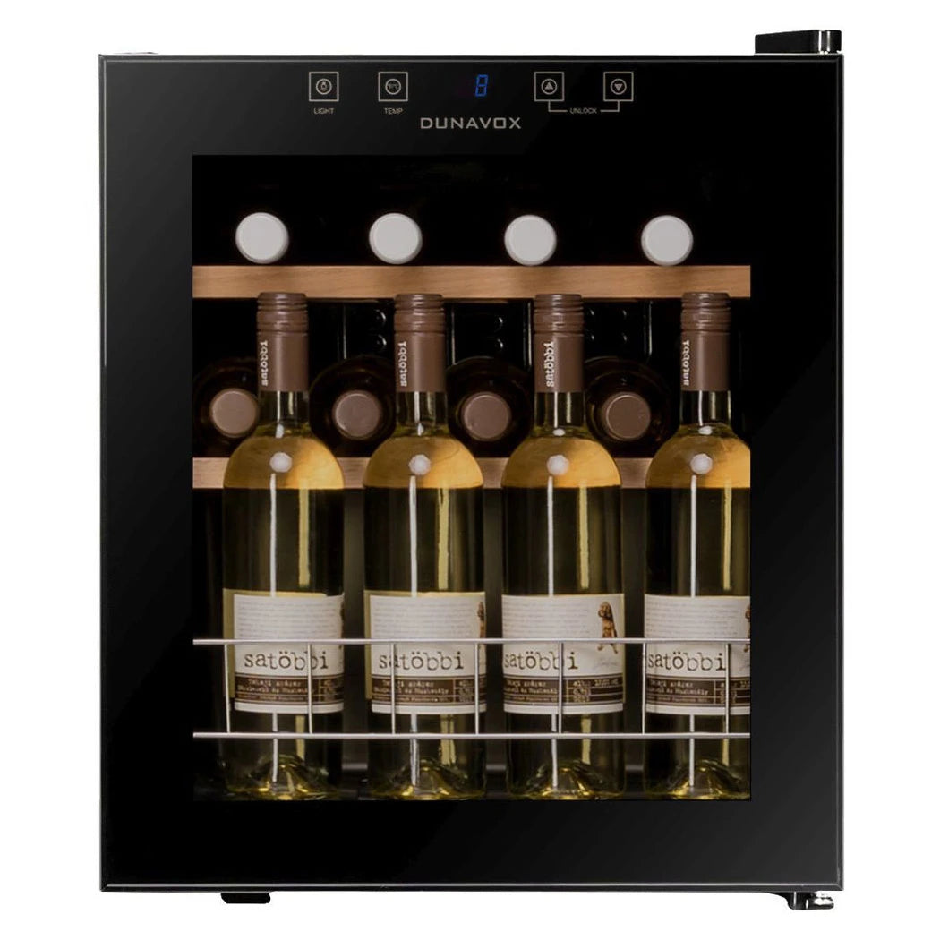 Dunavox Home-16 Weinkühlschrank mit geöffneter Glastür, beladene Holzregale mit Weißweinflaschen, LED-Touchscreen sichtbar