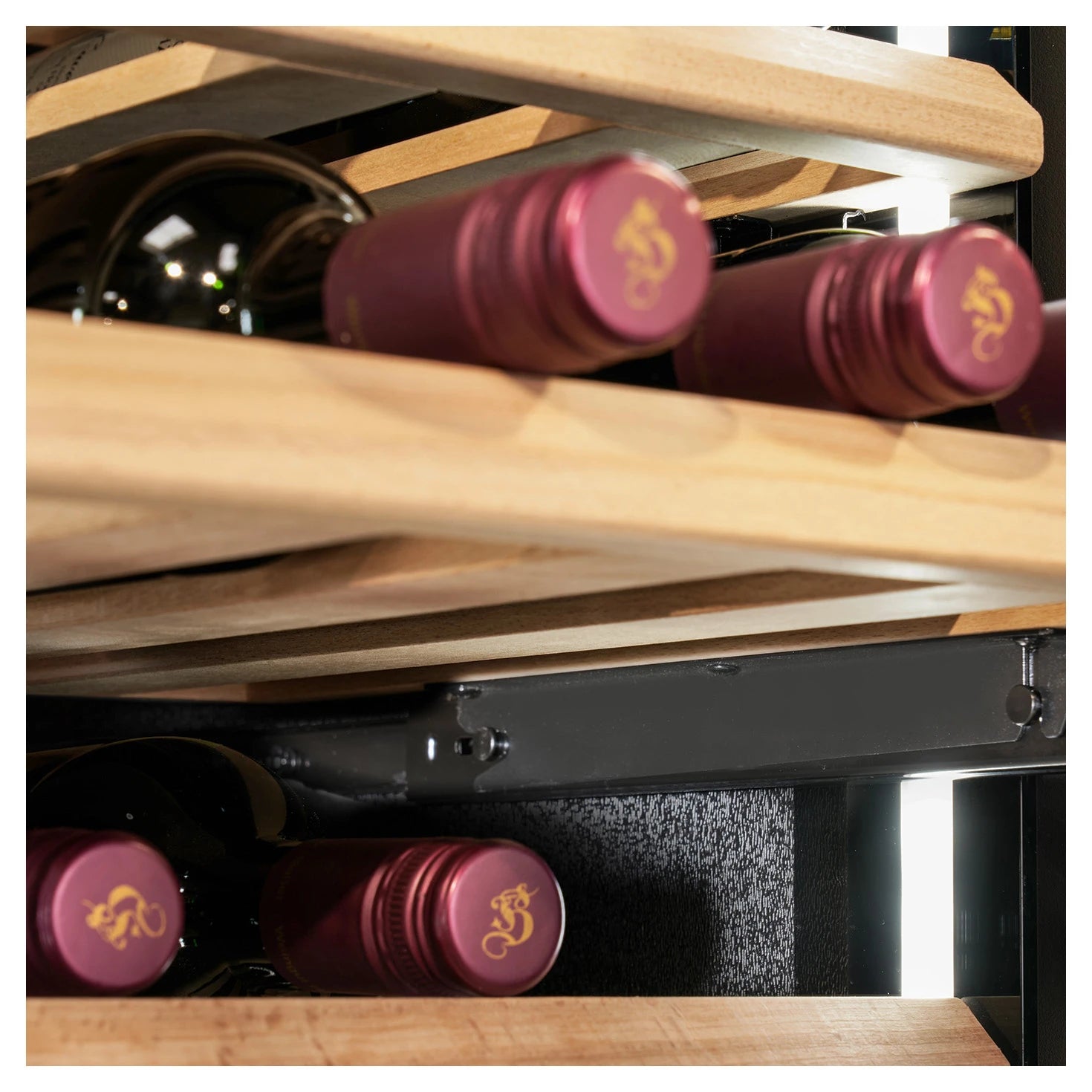 Einbau-Weinkühlschrank CASO Design WineDeluxe WD 17 Holzlagerboden mit Flaschen