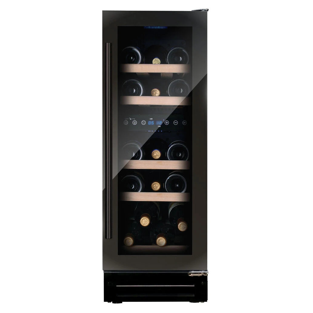 Dunavox Flow-17 Black Weinkühlschrank Frontalansicht, schwarzes Gehäuse mit dunkler Glasfront und befüllten Holzregalen