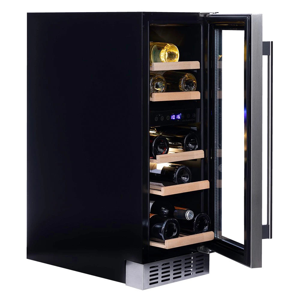 Dunavox Flow-17 Stainless Weinkühlschrank von der Seite, geöffnete Tür zeigt beleuchtete Holzregale mit Weinflaschen