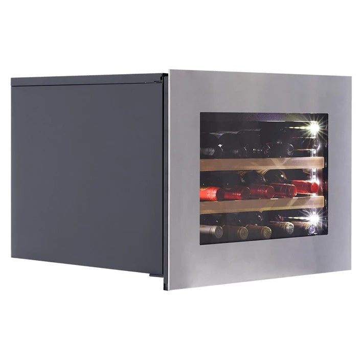 Dunavox Glance-18 Unterbau-Weinkühlschrank in Edelstahloptik mit halb geöffneter Glastür und Blick auf die Holzregale