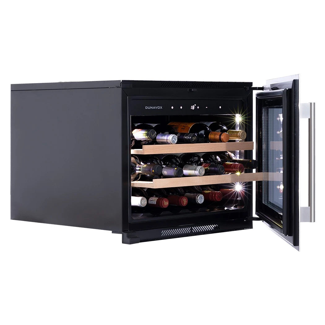 Dunavox Soul-18 Weinkühlschrank mit vollständig geöffneter Tür, beleuchtetem Innenraum und vollen Holzregalen