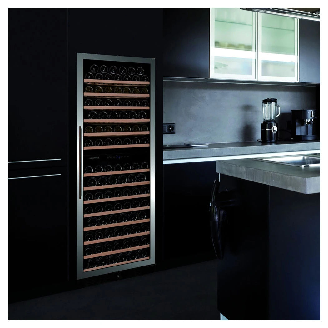 Dunavox Grande-181 Einbau-Weinkühlschrank in dunkler Designküche integriert, Edelstahlrahmen neben schwarzen Küchenschränken