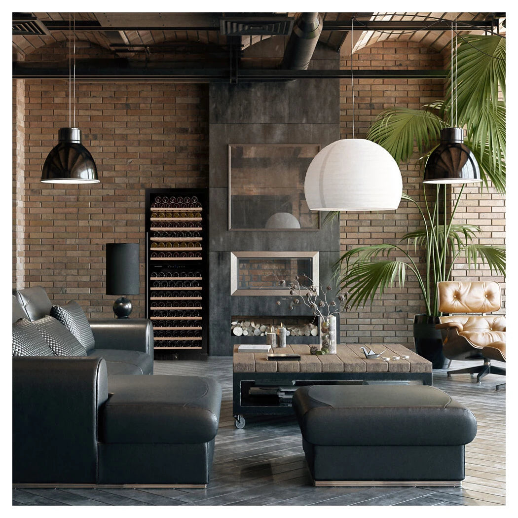 Dunavox Grande-181 Einbau-Weinkühlschrank in modernem Industrie-Loft mit Backsteinwand und Ledersofa im Hintergrund sichtbar