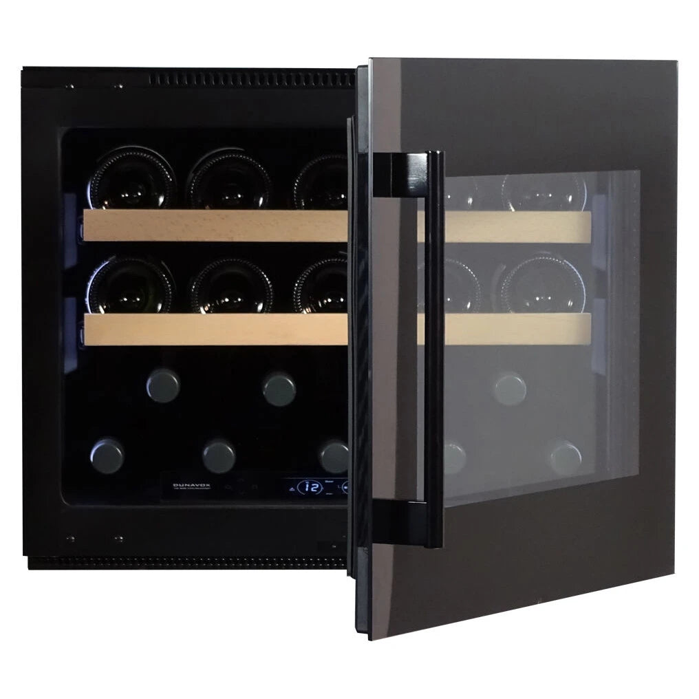 Dunavox Spirit-19 Black Weinkühlschrank, Frontansicht mit offener Glastür, gefüllten Holzregalen und Bediendisplay unten
