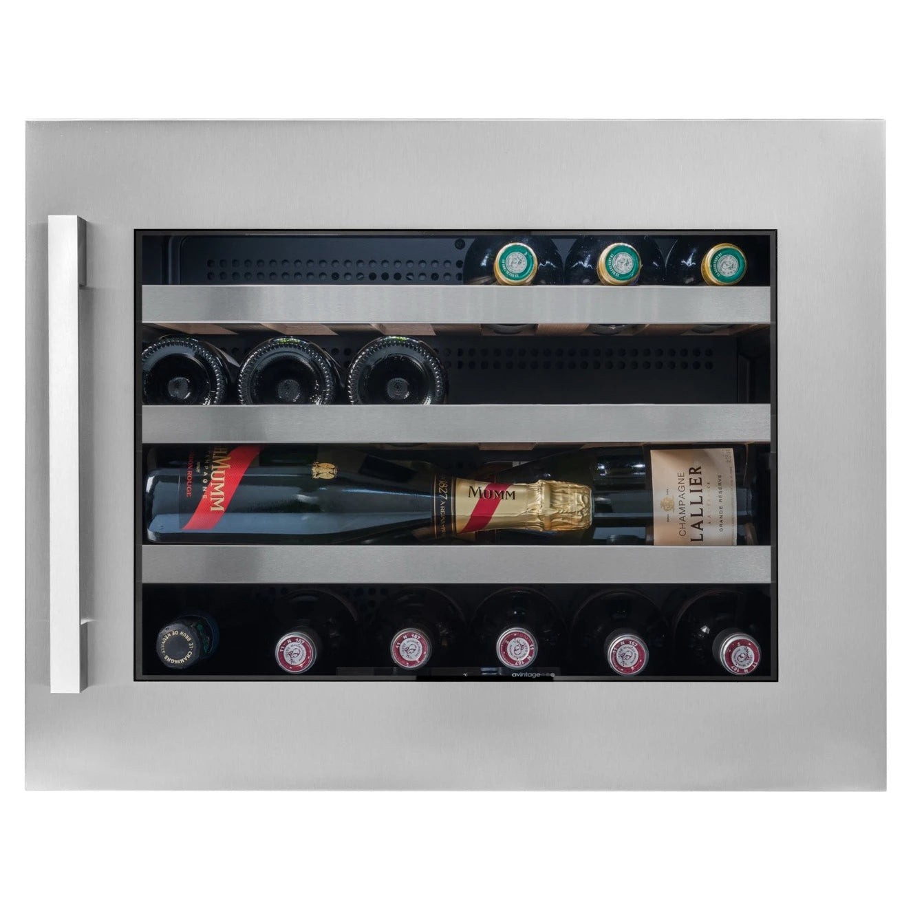Weinkühlschrank Avintage AVI24S2X für bis zu 24 Flaschen, mit Edelstahlrahmen und Glastür; im Innenraum liegen mehrere Champagner- und Weinflaschen horizontal auf Holzablagen, darunter sichtbar beschriftete Flaschen wie Mumm und Champagne Lallier.