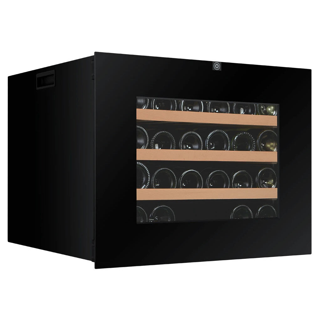 Dunavox Balance-24 Einbau-Weinkühlschrank, Schrägansicht schwarzes Gehäuse mit Glastür, beladene Holzregale sichtbar