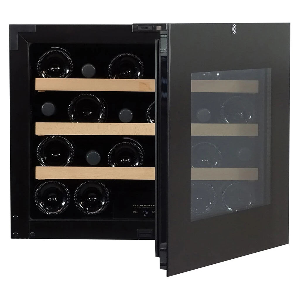 Dunavox Balance-24 Weinkühlschrank mit geöffneter Glastür, vollbeladene Holzregale mit Weinflaschen, schwarzes Gehäuse