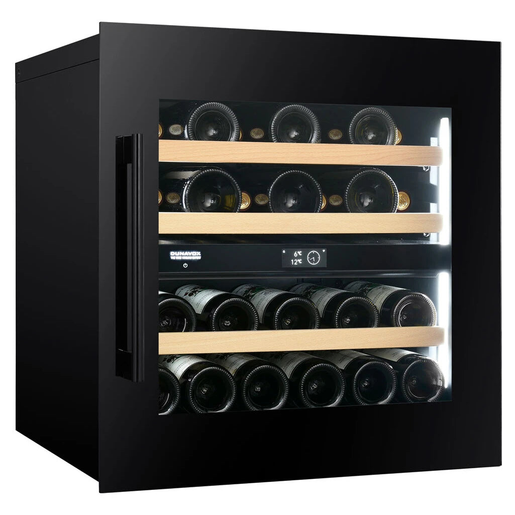 Dunavox Prime-25 Unterbau-Weinkühlschrank, Schrägansicht mit schwarzem Gehäuse, Glastür, Holzregalen und zwei Temperaturzonen