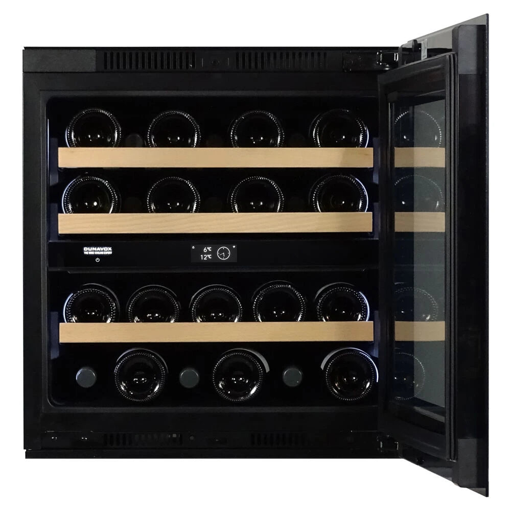 Dunavox Prime-25 Weinkühlschrank mit geöffneter Tür, Blick auf Holzregale mit liegenden Weinflaschen und Digitalanzeige