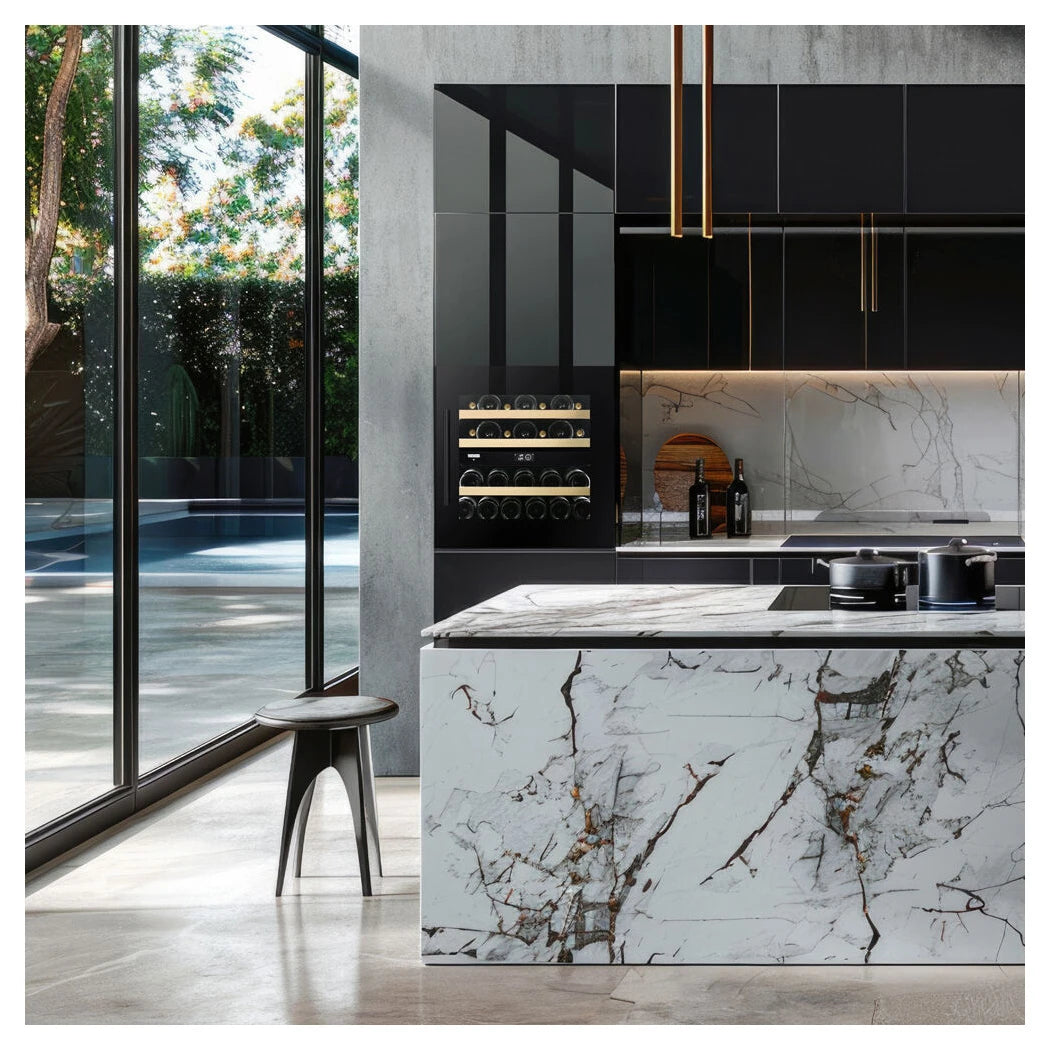 Dunavox Prime-25 Weinkühlschrank eingebaut in moderner Designküche mit Marmorinsel, dunklen Schränken und Gartenblick