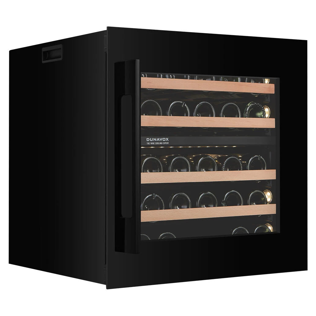 Dunavox Joy-26 Weinkühlschrank in Schwarz mit Dreifachglastür und beladenen Holzregalen in der Doppelzone