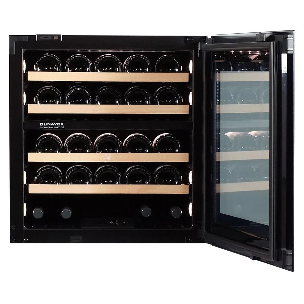 Dunavox Joy-26 mit geöffneter Dreifachglastür und Blick auf alle beladenen Holzregale in der Doppelzone