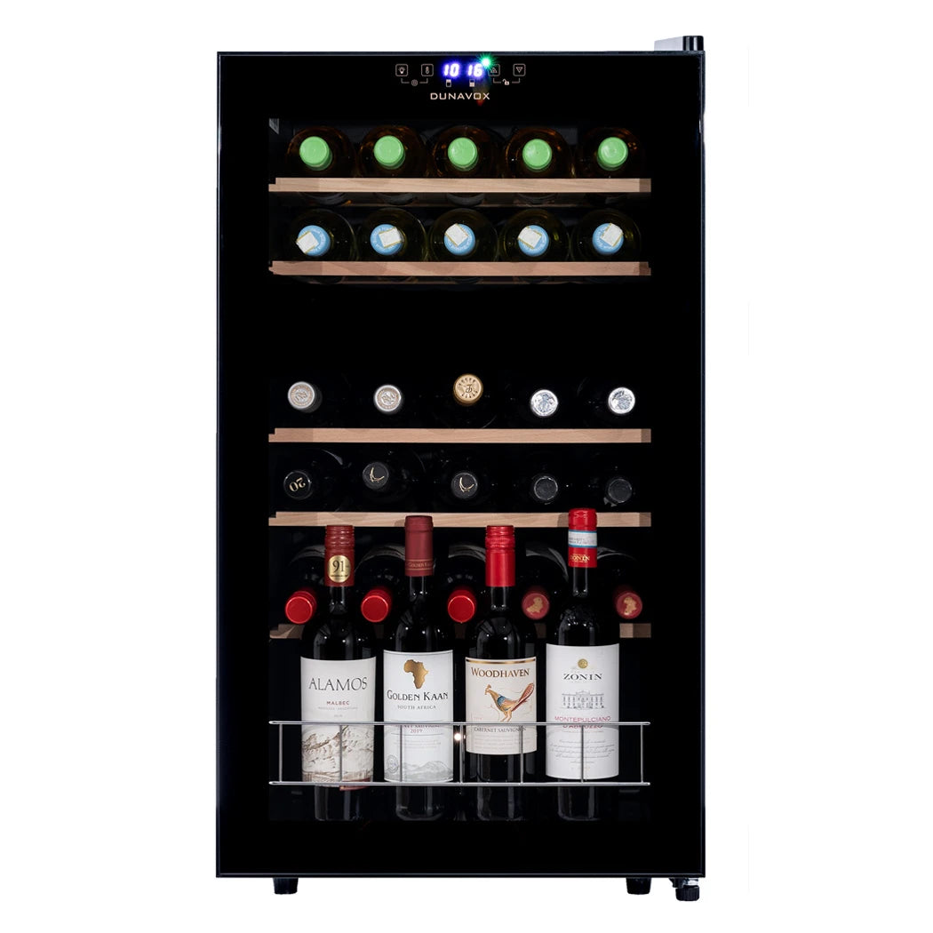 Dunavox Home-30 freistehender Weinkühlschrank mit Doppelzone und beladenen Holzregalen, Frontalansicht