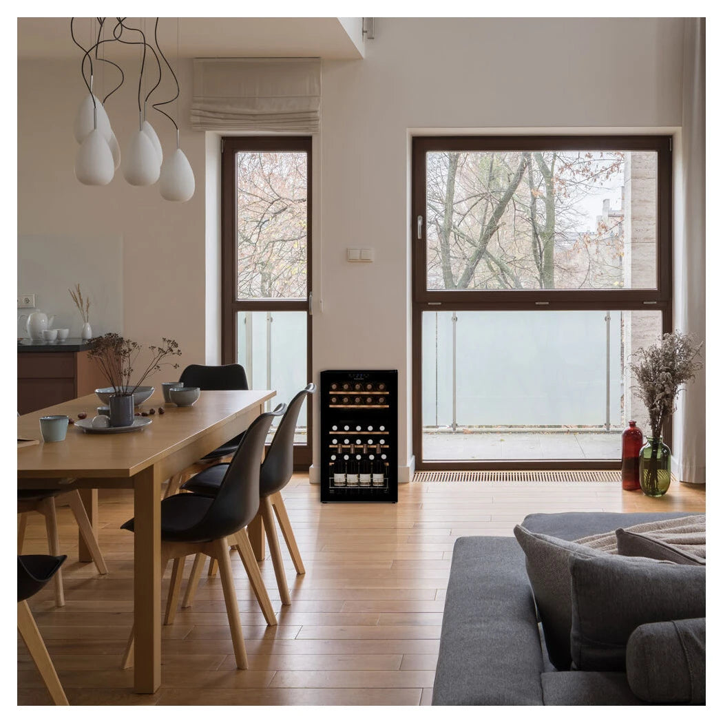 Dunavox Home-30 freistehender Weinkühlschrank im hellen Wohnzimmer neben Esstisch und Panoramafenstern