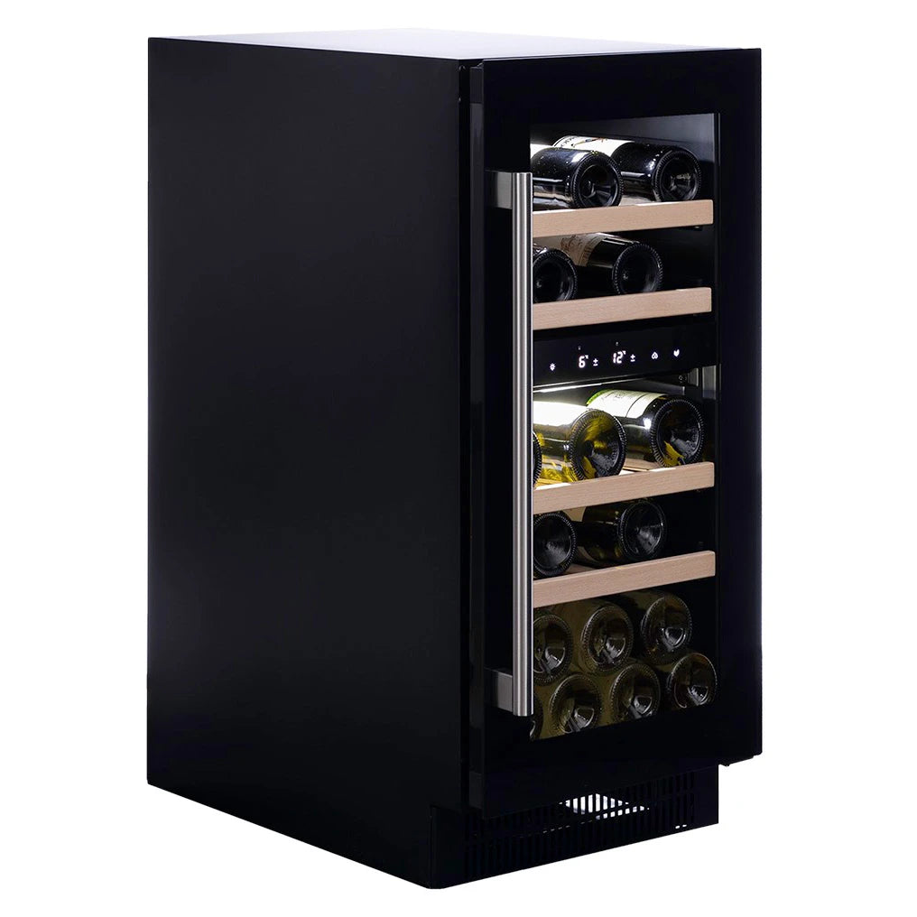 Dunavox Flow-32D Black Weinkühlschrank Schrägansicht, geöffnete Glastür mit Edelstahlgriff und befüllten Holzregalen