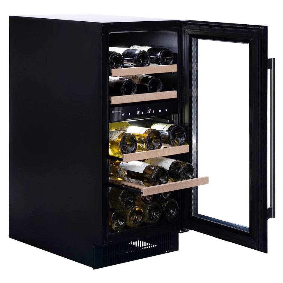 Dunavox Flow-32D Black Weinkühlschrank mit geöffneter Tür, befüllten Holzregalen und ausziehbarem Präsentationsregal