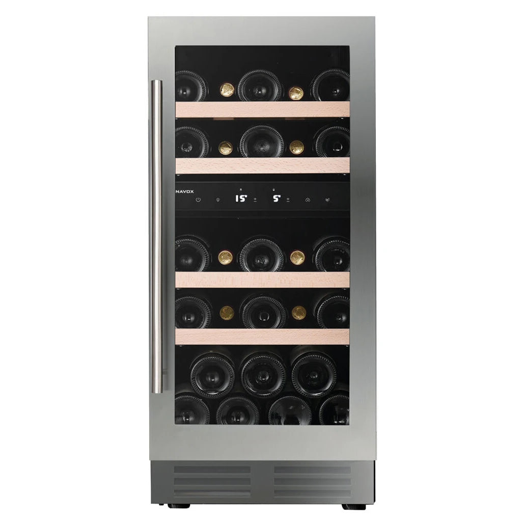 Dunavox Flow-32D SS Weinkühlschrank, freistehend, Edelstahltür, zwei Temperaturzonen, Holzregale mit Weinflaschen beladen