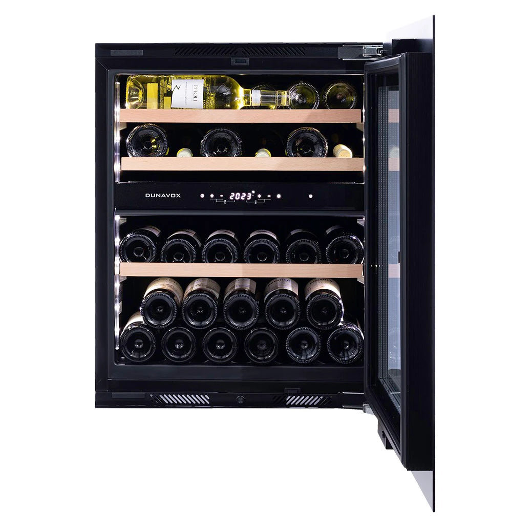 Dunavox Horizon-32.TO Weinkühlschrank mit geöffneter Tür, zwei Temperaturzonen, Holzregalen und weißem und rotem Weinflaschen