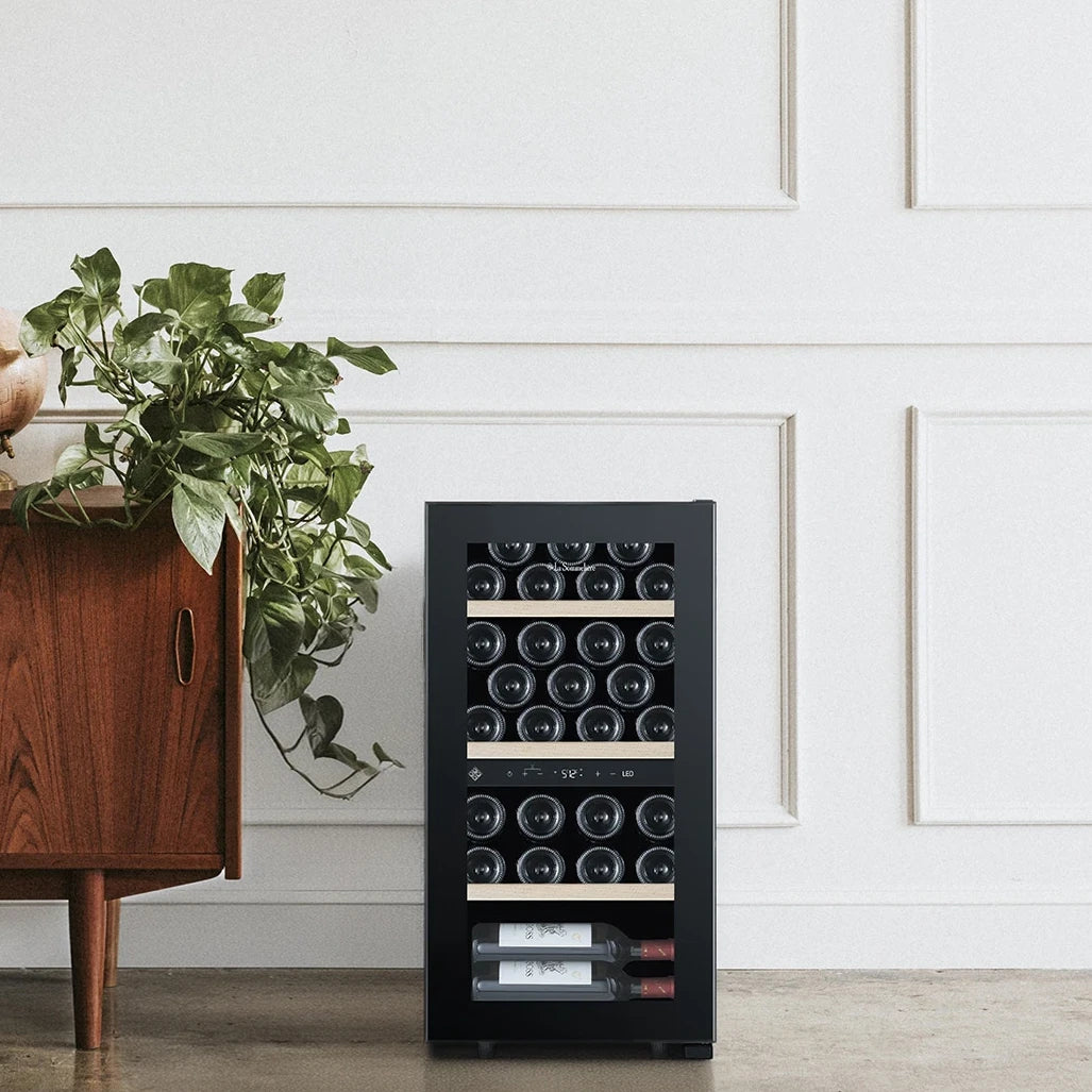 Freistehender Weinkühlschrank La Sommelière SMART32DZ im Wohnraum neben einem Sideboard aus Holz