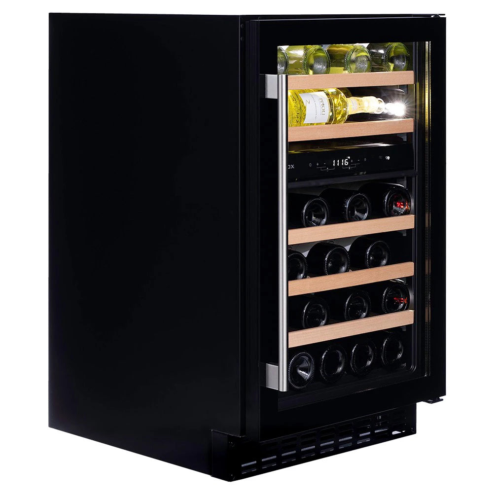 Dunavox Flow-38 Black Weinkühlschrank in Schrägansicht mit geöffneter Glastür, Holzregalen und LED-Beleuchtung