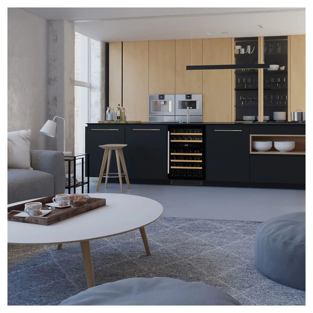 Dunavox Flow-38 Black Weinkühlschrank als Unterbaugerät in moderner dunkler Küche mit Wohnbereich integriert