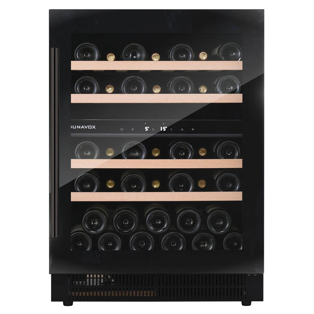 Dunavox Flow-39 Black Weinkühlschrank mit Glastür, zwei Temperaturzonen und befüllten Holzregalen, Frontalansicht