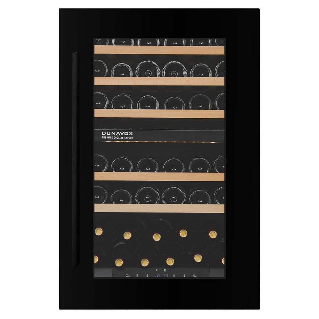 Dunavox Joy-42 Einbau-Weinkühlschrank Frontalansicht mit Dreifachglastür, Holzregalen und beladener Doppelzone