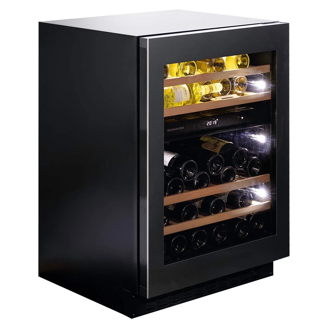 Dunavox Flow-45 Black Weinkühlschrank von der Seite mit warmem Innenlicht, Holzregalen und zwei befüllten Kühlzonen
