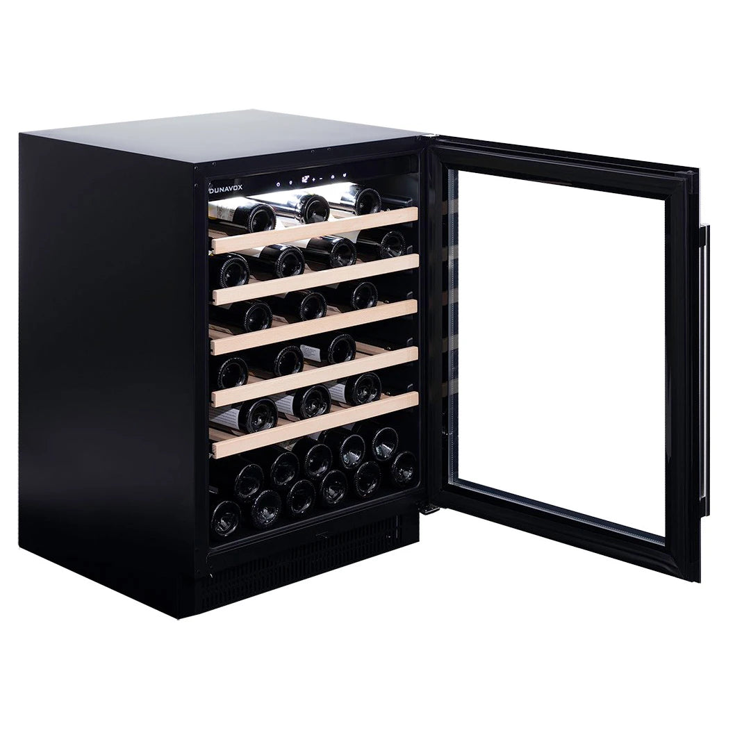 Dunavox Flow-46 Weinkühlschrank mit geöffneter Tür, schwarzem Gehäuse, Holzregalen und sichtbarem Innenraum mit Weinflaschen