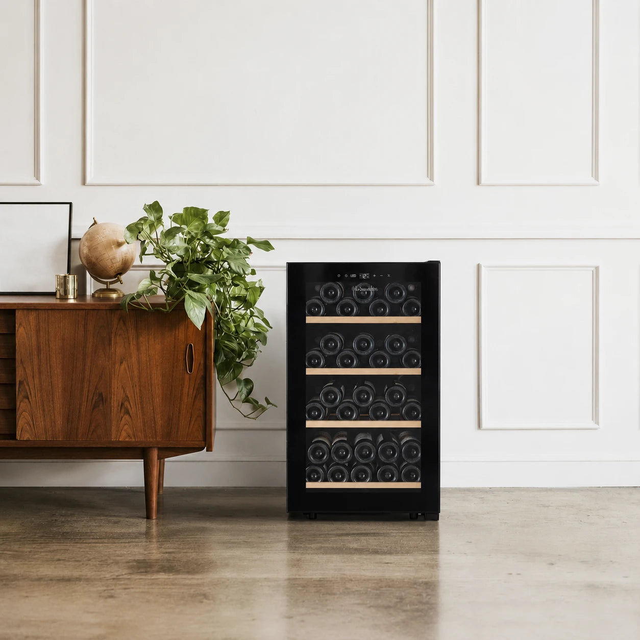 Freistehender Weinkühlschrank La Sommelière SMART52 im Wohnraum neben einem Sideboard aus Holz