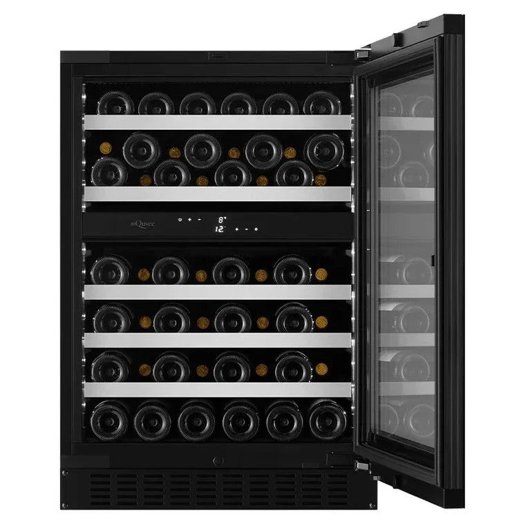 Unterbau-Weinkühlschrank mQuvée WineCave Exclusive 780 60D Push/Pull Frontansicht mit geöffneter Tür und fünf ausziehbaren Holzböden