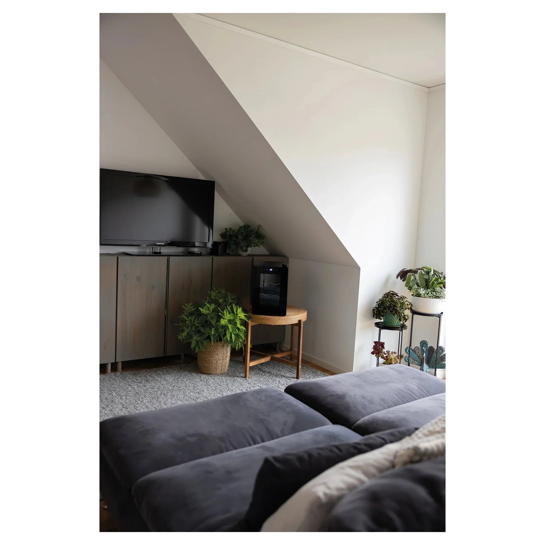 Freistehender Weinkühlschrank Cavin Tundra Collection 6 im Wohnzimmer neben Sideboard und Sofa