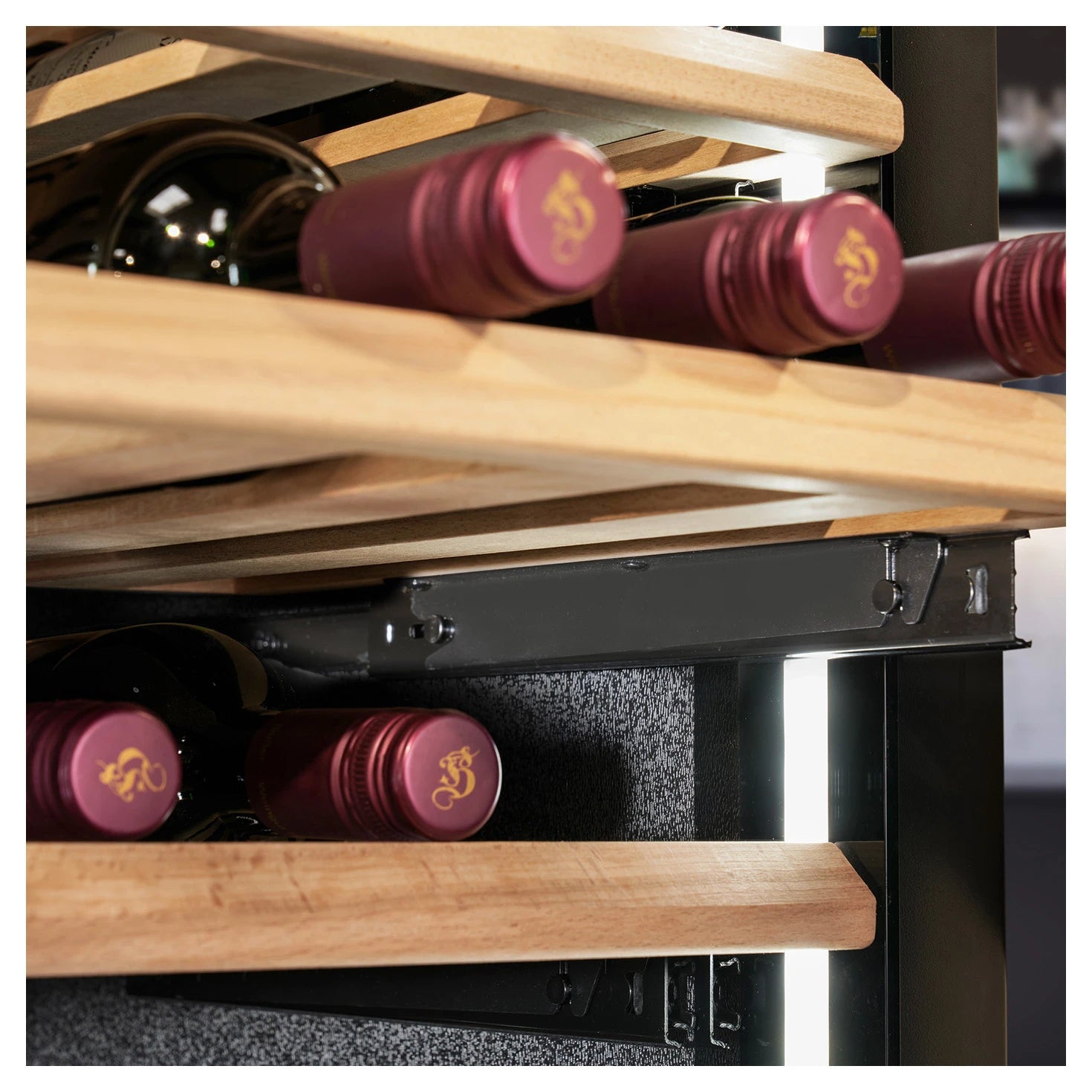 Einbau-Weinkühlschrank CASO Design WineDeluxe WD 60 Holzlagerboden mit Flaschen