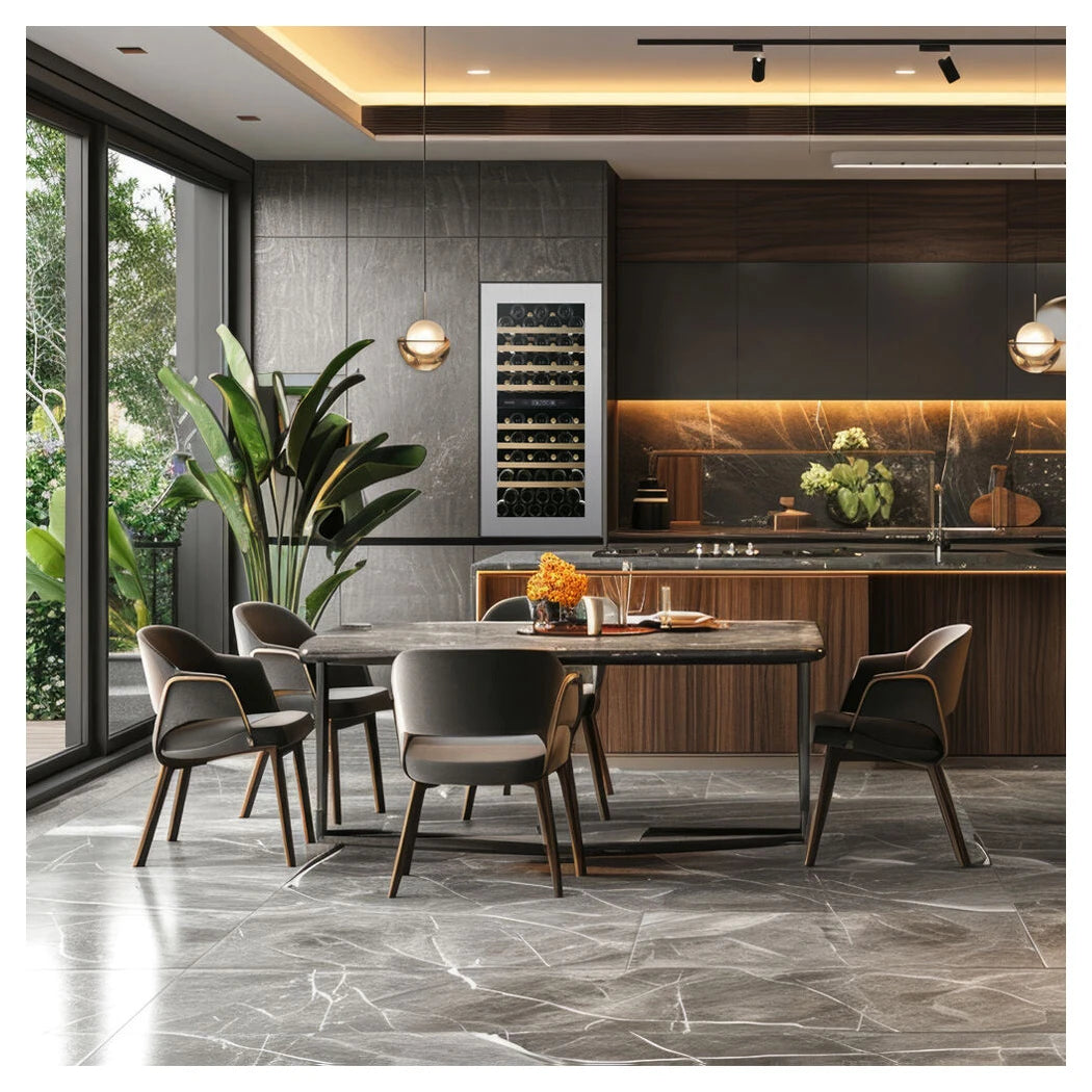 Dunavox Horizon-70 Weinkühlschrank in luxuriöser Küche mit Marmorböden, Holzschränken, Esstisch und tropischen Pflanzen