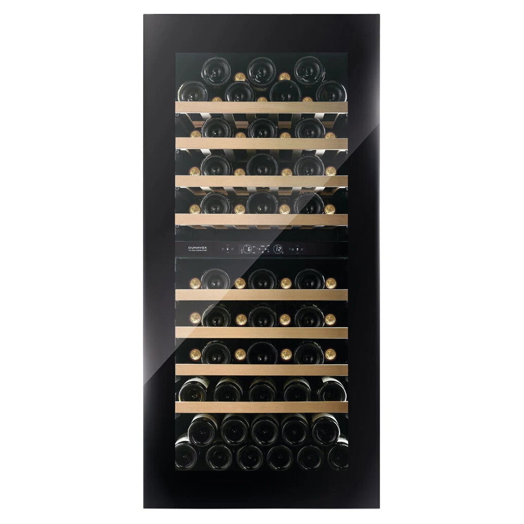 Dunavox Horizon-70 Black Weinkühlschrank, Innenansicht mit Holzregalen, Weinflaschen und Zweizonen-Temperatursteuerung