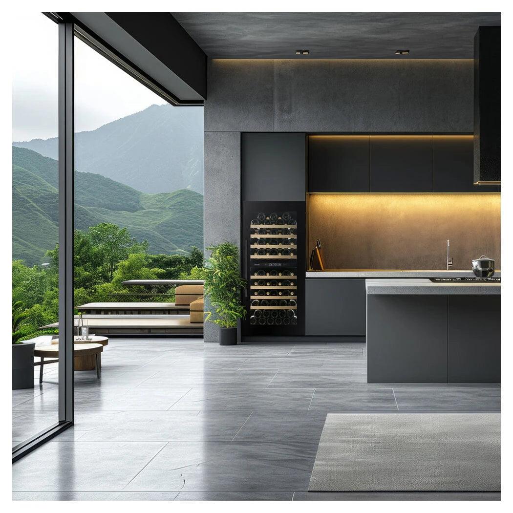 Dunavox Spirit-70 Weinkühlschrank freistehend in moderner Küche mit Bergblick, Betonoptik und großen Fensterfronten