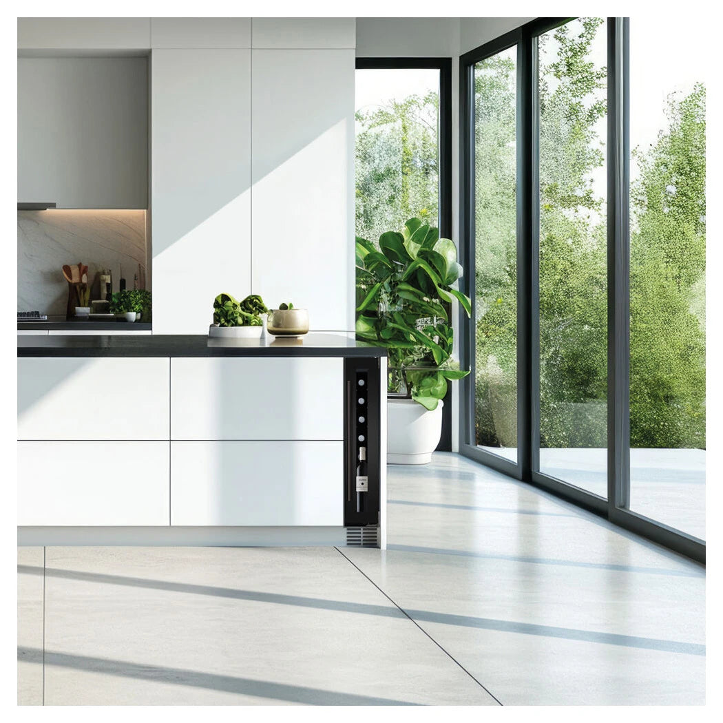 Dunavox Flow-8 Black Weinkühlschrank freistehend neben Kücheninsel in modernem Raum mit großer Glasfront und Zimmerpflanze