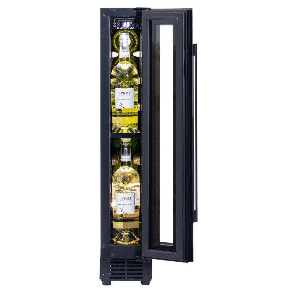 Dunavox Flow-9 Stainless Innenansicht mit geöffneter Tür, drei stehende Weinflaschen und LED-Beleuchtung im schmalen Kühlraum