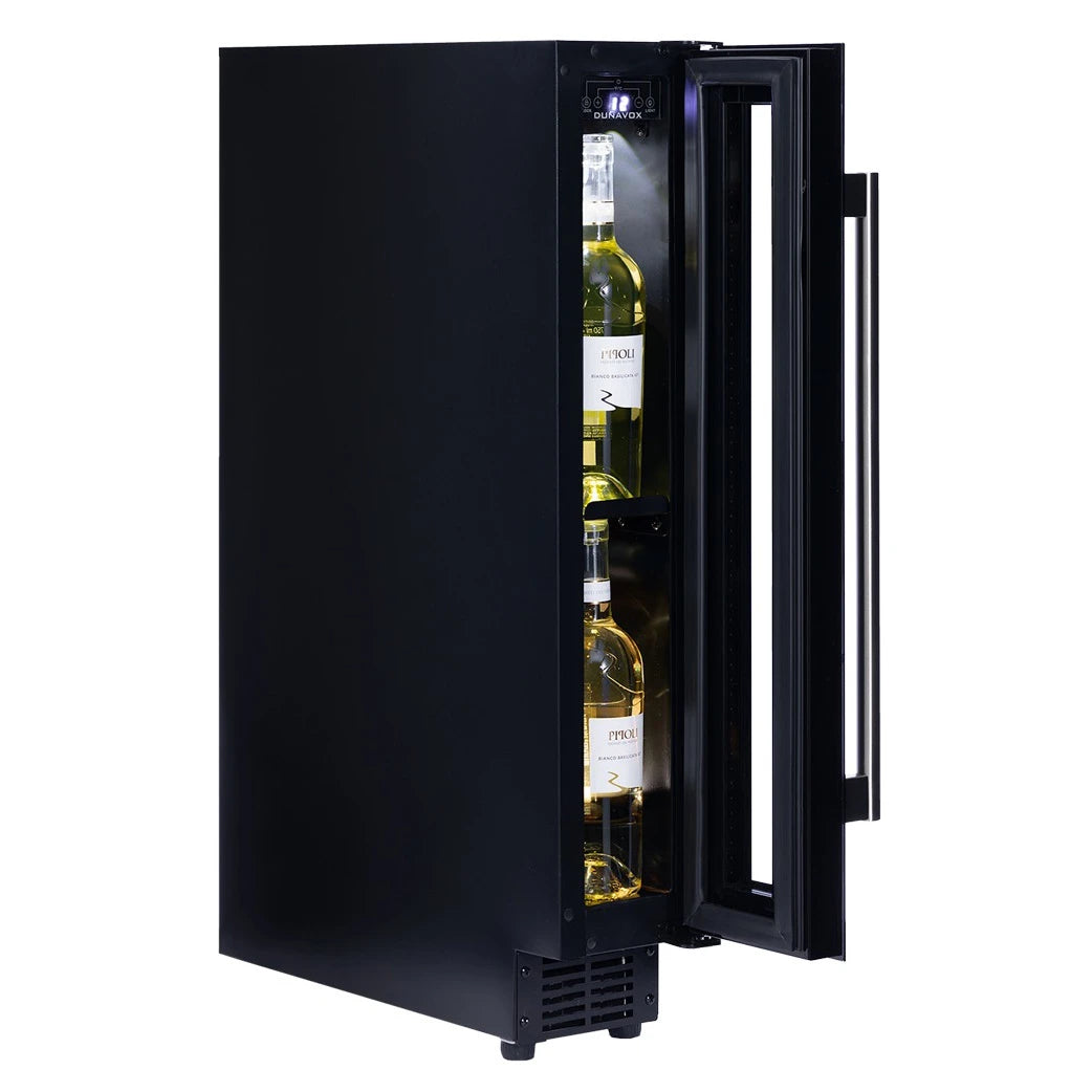 Dunavox Flow-9 Stainless Seitenansicht mit geöffneter Tür, drei beleuchtete Weinflaschen sichtbar im schmalen Innenraum