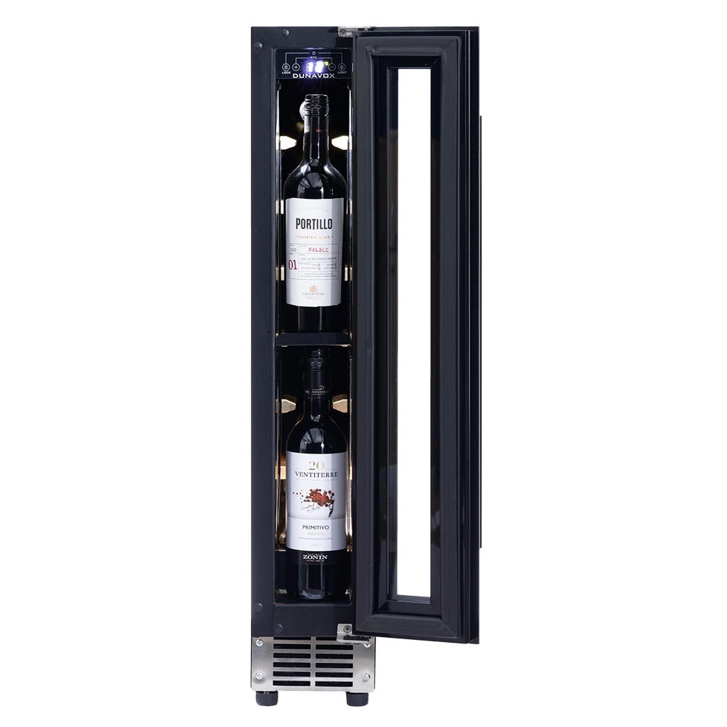 Dunavox Flow-9 Stainless mit offener Tür von der Seite, zwei Rotweinflaschen und Lüftungsgitter am Boden sichtbar