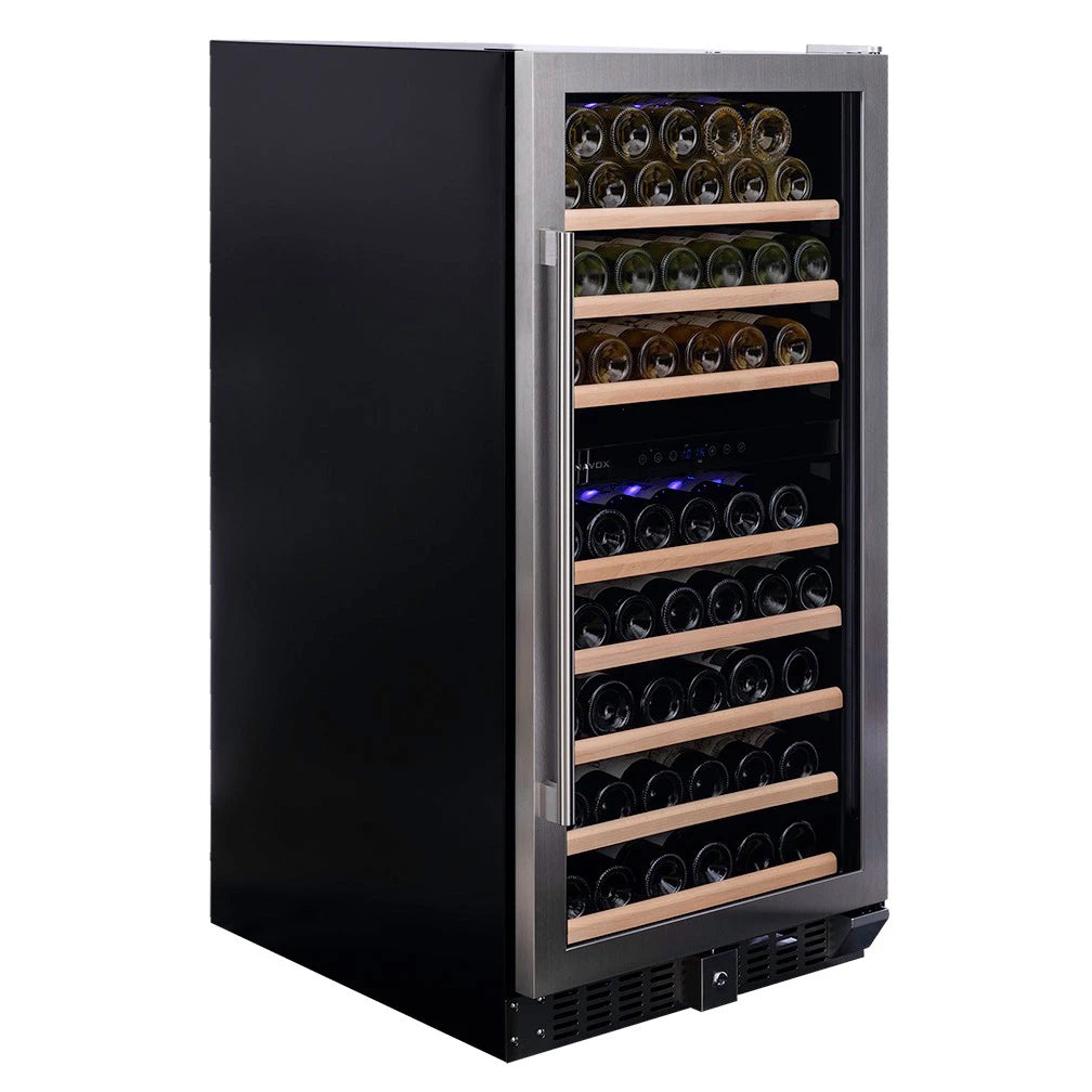 Dunavox Grande-94 Weinkühlschrank, Schrägansicht von links, schwarzes Gehäuse mit Edelstahl-Seite, freistehend auf Füßen
